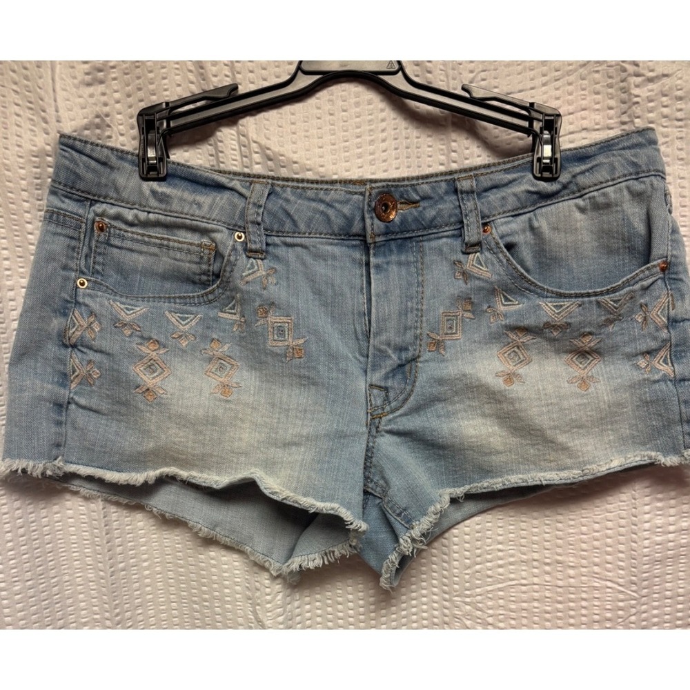 Dollhouse Junior Embroidered Light Distressed Shorts SZ 13 Raw Hem Short Lowrise
